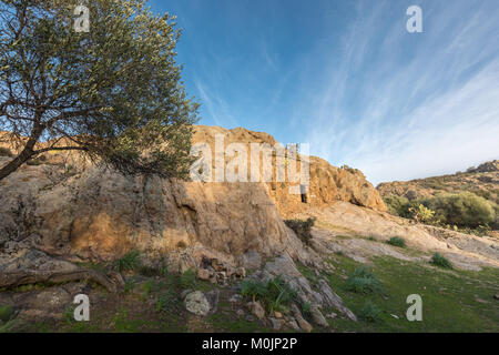 Ingresso al troglodita antica casa costruita nella roccia di Ostriconi nella regione della Balagne in Corsica Foto Stock