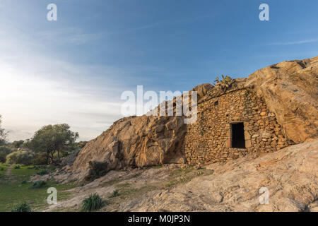 Ingresso al troglodita antica casa costruita nella roccia di Ostriconi nella regione della Balagne in Corsica Foto Stock