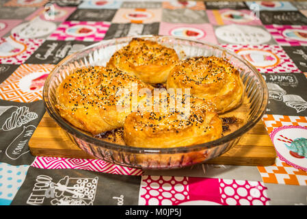 Macro Closeup dei balcani/bagno turco/greco burek con formaggio sulla piastra Foto Stock