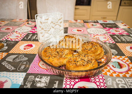 Macro Closeup dei balcani/bagno turco/greco burek con formaggio sulla piastra Foto Stock