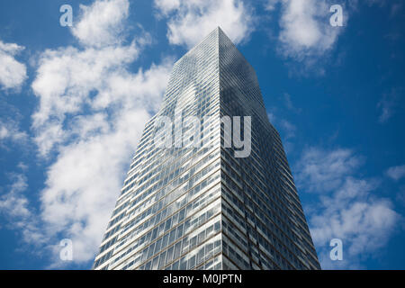 Ufficio torre KölnTurm im Mediapark, Wolkenhimmel, Colonia, nella Renania, Nord Reno-Westfalia, Germania Foto Stock