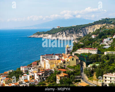 Vista di Massa Lubrense e la Cattedrale di Santa Maria delle Grazie dietro il Vesuvio, Punta Lagno regione, Penisola Sorrentina Foto Stock