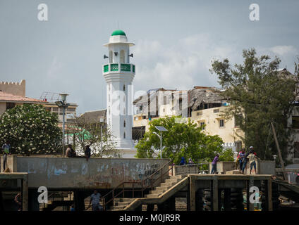 La nuova moschea, Masjid Rawdha, che si affaccia sul mare, l'isola di Lamu, Kenya Foto Stock