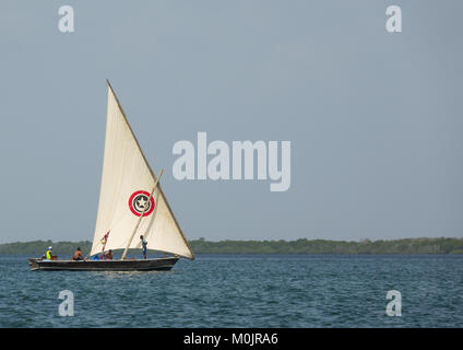 Dhow a vela in acque di Lamu, l'arcipelago di Lamu, Kenya Foto Stock