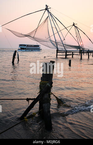 Sera shot cinese di reti da pesca, Fort Kochi, Kerala, India Foto Stock