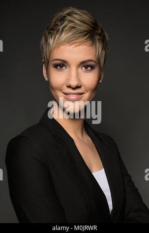 Sorridente, a pelo corto donna bionda, in business guardare, ritratto Foto Stock