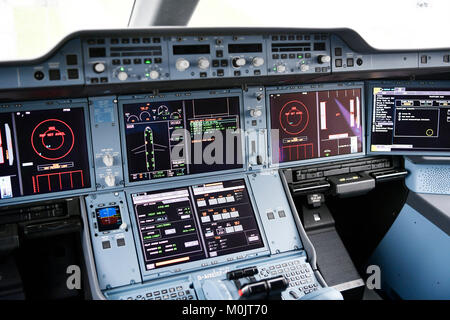 Il Cockpit visualizza, Lufthansa Airbus A350-900, Aeroporto di Monaco di Baviera, Baviera, Germania Foto Stock