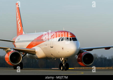 EasyJet, Airbus A320-214, atterraggio sulla pista di rullaggio, laminazione, Aeroporto di Monaco di Baviera, Baviera, Germania Foto Stock