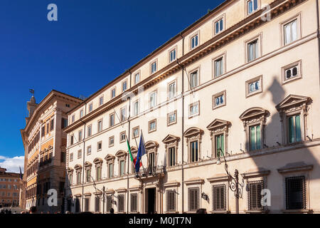 Roma, Italia, 18 febbraio 2017: la facciata del Palazzo Chigi, sede del Primo Ministro italiano a Roma Foto Stock