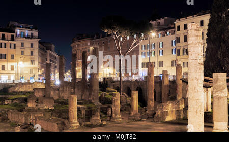 Roma, Italia, 15 febbraio 2017: Night Shot dell'area archeologica di Largo di Torre Argentina di Roma Foto Stock
