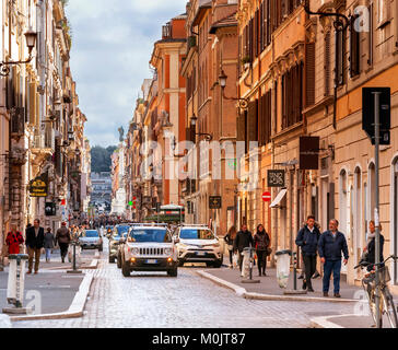 Roma, Italia, 18 febbraio 2017: la gente camminare lungo il lussuoso viale dello shopping di Via del Babuino a Roma Foto Stock