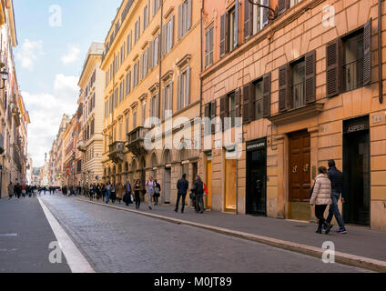 Roma, Italia, 18 febbraio 2017: la gente camminare lungo il lussuoso viale dello shopping di Via del Babuino a Roma Foto Stock