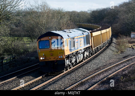 GB classe di merci su rotaie 66 locomotiva diesel tirando una zavorra vuota treno, Warwickshire, Regno Unito Foto Stock