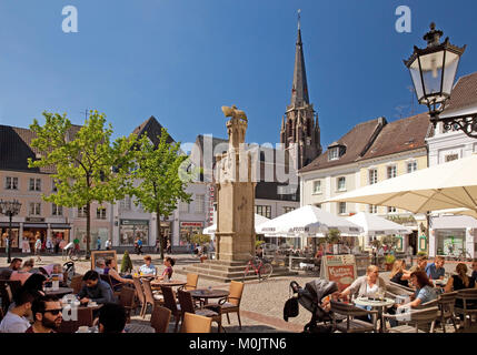 Gastronomia all'aperto presso la Altmarkt, Moers, la zona della Ruhr, Nord Reno-Westfalia, Germania Foto Stock