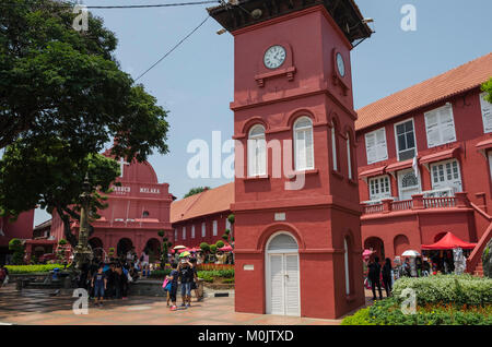 La piazza principale di Melaka - Malacca, Malesia - 2 agosto 2015: turisti sulla piazza principale della olandese-costruite città di Melaka. È stato elencato come un'UNESCO Foto Stock