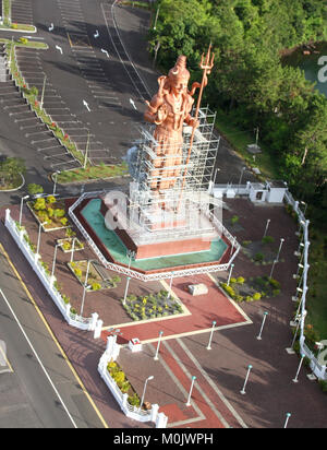 Vista aerea del 108 piedi signore Shiva statua (Mangal Mahadev) da elicottero, ancora in costruzione presso il Tempio Hindu a Grand Bassin, Foto Stock