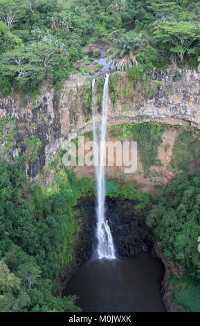 Vista aerea del Chamarel scende da un elicottero, Chamarel, Riviere Noire District, la Repubblica di Maurizio. Foto Stock