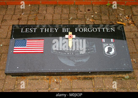 POW, mia, War Memorial presso RAF Lakenheath, Suffolk, Regno Unito. Prigionieri di guerra, dispersi in azione. Per non dimenticarlo. Per evitare che vengano dimenticati. Foto Stock