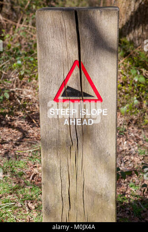 Pendio ripido segno su un palo di legno. Foto Stock
