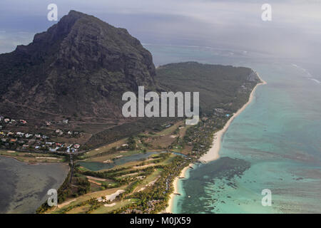 Le Morne Brabant penisola omonima monolito basaltico e Morcellement Cambier ville all'estrema punta sud-occidentale, Riviere Noire District, Foto Stock