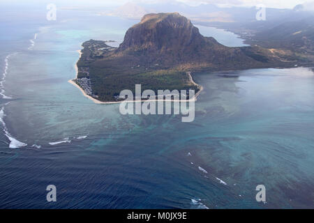 La cascata di subacquea e Le Morne Brabant penisola omonima monolito basaltico e Morcellement Cambier ville all'estremo sud-occidentali Foto Stock