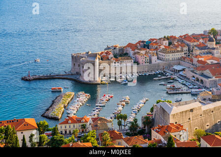 DUBROVNIK, Croazia - 23 settembre: Vista del paese vecchio di Dubrovnik e l'area del porto il 23 settembre 2016 a Dubrovnik Foto Stock