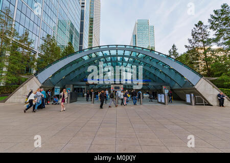 LONDON, Regno Unito - 07 ottobre: entrata principale per la stazione metropolitana di Canary Wharf e dove molti lavoratori della città rendono i loro spostamenti giornalieri su ottobre 07 Foto Stock