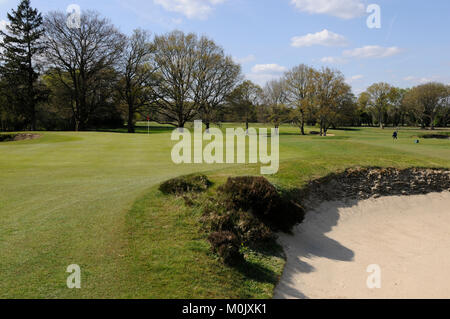 Vista su bunker al XII verde sul nuovo corso, Walton Heath Golf Club, Walton-on-the-Hill, Surrey, Inghilterra Foto Stock