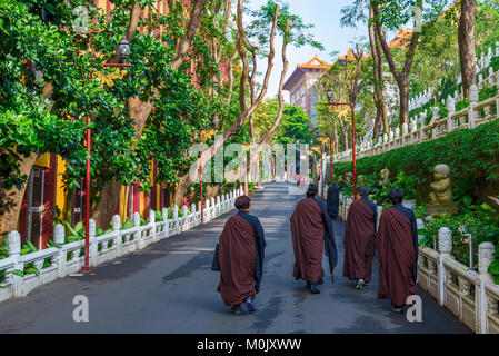 KAOHSIUNG, Taiwan - 24 novembre: i monaci a piedi un percorso orlate da alberi nel Fo Guang Shan monastero in novembre 24, 2016 in Kaohsiung Foto Stock