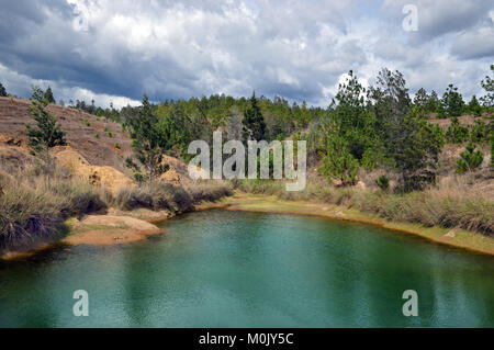 Pozos Azules sono notevoli il blu e il verde lagune del semi-deserto vicino a Villa de Leyva (Colombia) causate dagli effetti dei sali minerali naturali. Foto Stock