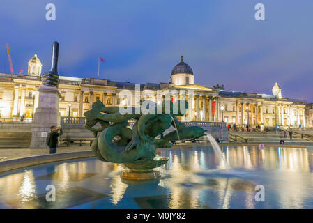 LONDON, Regno Unito - 06 dicembre: vista notturna di Trafalgar Square con la National Gallery edificio sul dicembre 06, 2018 a Londra Foto Stock