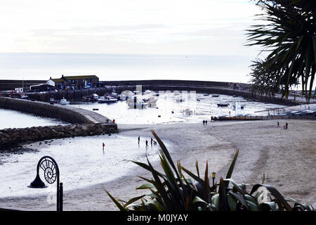Lyme Regis baia con una vista della COB e piccole barche nel porto. Foto Stock