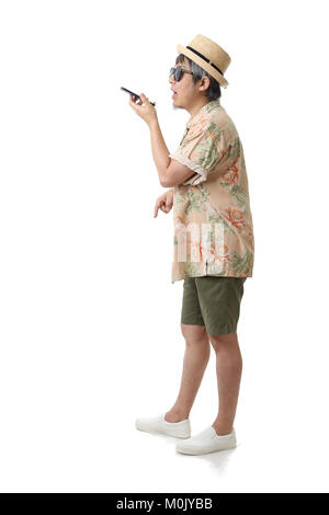 L'Asian senior uomo in abiti casual su uno sfondo bianco. Foto Stock