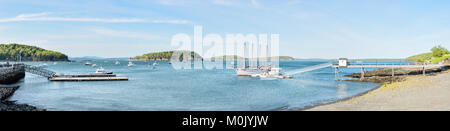 Bar Harbor, Stati Uniti d'America - 8 Giugno 2017: Panorama vista panoramica della nave per tour in barca a vela, pier, shore, spiaggia rocciosa, persone in villaggio turistico in estate Foto Stock