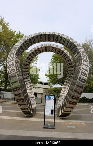 Passando il tempo 2010-2011 da Anton Parsons è una scultura moderna in Christchurch, NZ, dotate di twisted caselle che raffigurano ogni anno tra il 1906 e il 2010. Foto Stock