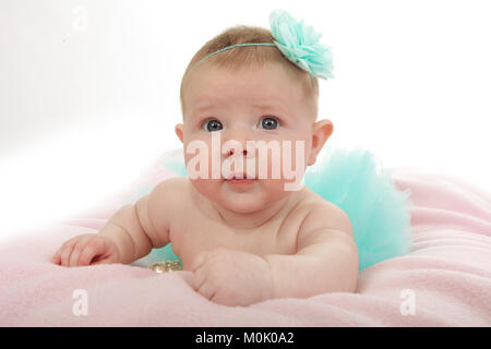 3 mese fa bambina posa sulla pancia sulla coperta Foto Stock