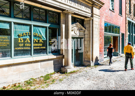 Thurmond, Stati Uniti d'America - 19 Ottobre 2017: abbandonati chiuso retro vintage edificio con la Banca nazionale sign in West Virginia città fantasma village closeup Foto Stock