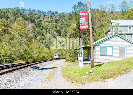 Thurmond, Stati Uniti d'America - 19 Ottobre 2017: binario ferroviario con auto CSX carrello equitazione in West Virginia città fantasma village Foto Stock