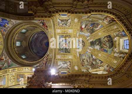 Il trionfo di colori: uno straordinario ciclo di affreschi sul soffitto di Sant'Andrea della Valle a Roma (abside) Foto Stock