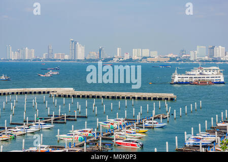 PATTAYA, Tailandia - 25 gennaio: porto e città vista della famosa zona turistica di Pattaya destinaton on gennaio 25, 2017 in Pattaya Foto Stock