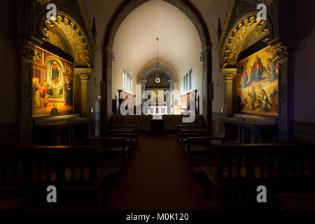 Interior shot di San Francesco a Fiesole, Firenze con Immacolata Concezione di Piero di Cosimo e Annunciazione di Raffaellino del Garbo Foto Stock