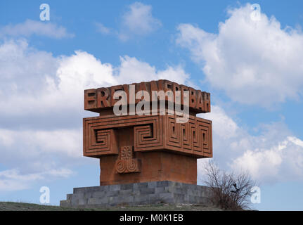 Yerevan, Armenia - Aprile 3, 2017: gigantesca pietra rossa segno / scultura accoglie i visitatori a Yerevan dal lato della M4 road verso la regione di Sevan. Foto Stock