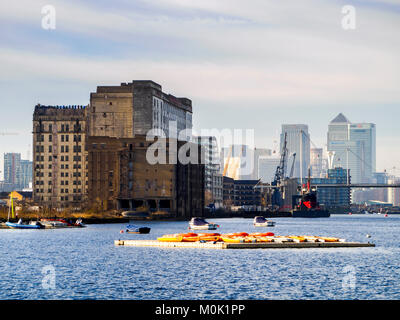 Il Millennium Mills è una volta abbandonati del xx secolo mulino di farina in West Silvertown sul lato sud del Royal Victoria Dock - Londra, Inghilterra Foto Stock