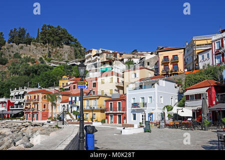 Colorati edifici vecchi street Parga Grecia Foto Stock