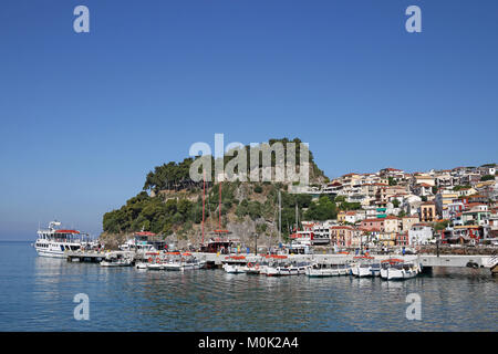 Il vecchio castello e gli edifici colorati Parga Grecia Foto Stock