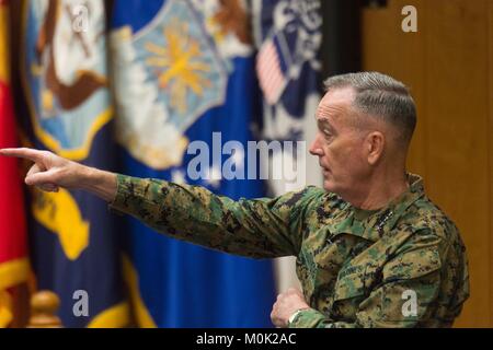 Stati Uniti Comune di capi di Stato Maggiore Presidente Giuseppe Dunford parla agli studenti presso l'U.S. Army War College Dicembre 7, 2017 a Carlisle, Pennsylvania. Foto Stock
