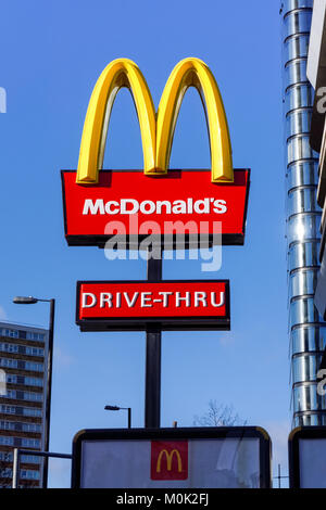 McDonald drive-thru sign in London, England, Regno Unito, Gran Bretagna Foto Stock