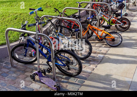 Biciclette per bambini al di fuori della scuola materna in London, England Regno Unito Regno Unito Foto Stock