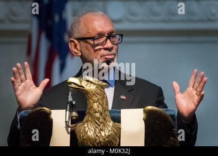 Ex amministratore della NASA Charles Bolden parla durante il servizio funebre per ex astronauta della NASA Bruce McCandless II presso l'Accademia Navale degli Stati Uniti Cappella 16 gennaio 2018 in Annapolis, Maryland. Foto Stock