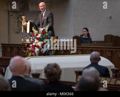 Bruce McCandless III parla durante il servizio funebre per suo padre, ex astronauta della NASA Bruce McCandless II, all'Accademia Navale degli Stati Uniti Cappella 16 gennaio 2018 in Annapolis, Maryland. Foto Stock